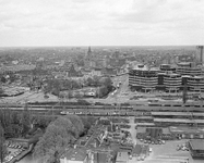 84675 Overzicht van het Smakkelaarsveld (midden) en omgeving te Utrecht, vanaf het Holiday Inn Hotel (Jaarbeursplein ...